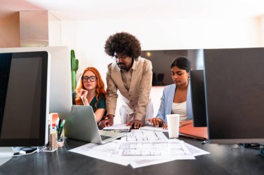 Ortak çalışan bir şirket ofisinde çok ırklı küçük bir iş adamı grubu toplanıyor - genç iş arkadaşları yaratıcı bir teknoloji şirketinde birlikte çalışıyorlar, iş ve günlük ofis yaşam tarzı kavramları