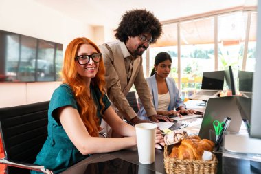 Ortak çalışan bir şirket ofisinde çok ırklı küçük bir iş adamı grubu toplanıyor - genç iş arkadaşları yaratıcı bir teknoloji şirketinde birlikte çalışıyorlar, iş ve günlük ofis yaşam tarzı kavramları