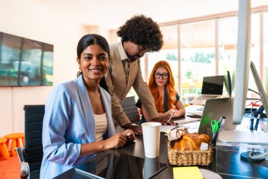 Ortak çalışan bir şirket ofisinde çok ırklı küçük bir iş adamı grubu toplanıyor - genç iş arkadaşları yaratıcı bir teknoloji şirketinde birlikte çalışıyorlar, iş ve günlük ofis yaşam tarzı kavramları