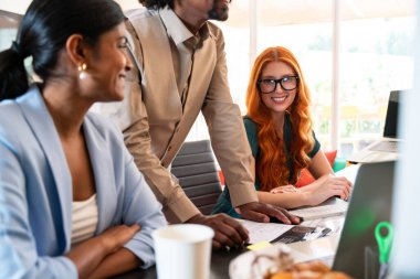 Ortak çalışan bir şirket ofisinde çok ırklı küçük bir iş adamı grubu toplanıyor - genç iş arkadaşları yaratıcı bir teknoloji şirketinde birlikte çalışıyorlar, iş ve günlük ofis yaşam tarzı kavramları