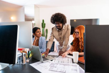 Ortak çalışan bir şirket ofisinde çok ırklı küçük bir iş adamı grubu toplanıyor - genç iş arkadaşları yaratıcı bir teknoloji şirketinde birlikte çalışıyorlar, iş ve günlük ofis yaşam tarzı kavramları