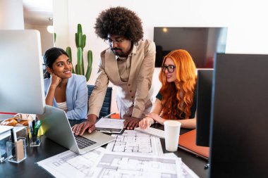 Ortak çalışan bir şirket ofisinde çok ırklı küçük bir iş adamı grubu toplanıyor - genç iş arkadaşları yaratıcı bir teknoloji şirketinde birlikte çalışıyorlar, iş ve günlük ofis yaşam tarzı kavramları