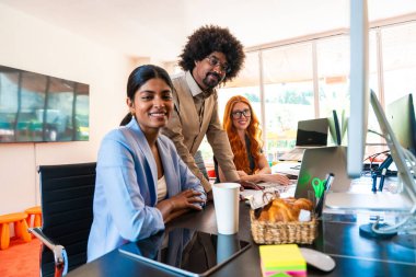 Ortak çalışan bir şirket ofisinde çok ırklı küçük bir iş adamı grubu toplanıyor - genç iş arkadaşları yaratıcı bir teknoloji şirketinde birlikte çalışıyorlar, iş ve günlük ofis yaşam tarzı kavramları