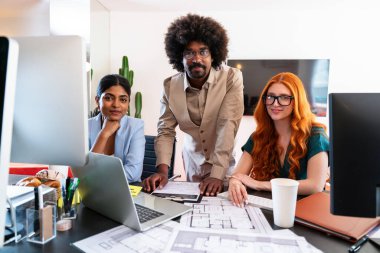 Ortak çalışan bir şirket ofisinde çok ırklı küçük bir iş adamı grubu toplanıyor - genç iş arkadaşları yaratıcı bir teknoloji şirketinde birlikte çalışıyorlar, iş ve günlük ofis yaşam tarzı kavramları