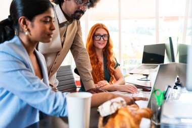 Ortak çalışan bir şirket ofisinde çok ırklı küçük bir iş adamı grubu toplanıyor - genç iş arkadaşları yaratıcı bir teknoloji şirketinde birlikte çalışıyorlar, iş ve günlük ofis yaşam tarzı kavramları