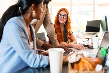 Ortak çalışan bir şirket ofisinde çok ırklı küçük bir iş adamı grubu toplanıyor - genç iş arkadaşları yaratıcı bir teknoloji şirketinde birlikte çalışıyorlar, iş ve günlük ofis yaşam tarzı kavramları