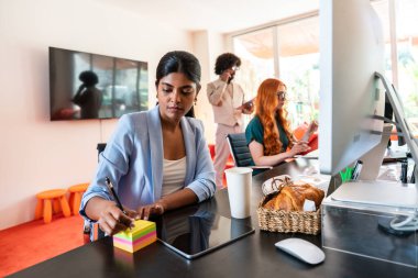 Ortak çalışan bir şirket ofisinde çok ırklı küçük bir iş adamı grubu toplanıyor - genç iş arkadaşları yaratıcı bir teknoloji şirketinde birlikte çalışıyorlar, iş ve günlük ofis yaşam tarzı kavramları