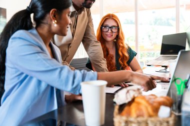 Ortak çalışan bir şirket ofisinde çok ırklı küçük bir iş adamı grubu toplanıyor - genç iş arkadaşları yaratıcı bir teknoloji şirketinde birlikte çalışıyorlar, iş ve günlük ofis yaşam tarzı kavramları