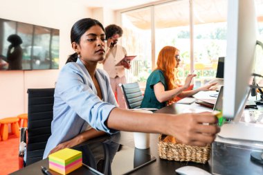 Ortak çalışan bir şirket ofisinde çok ırklı küçük bir iş adamı grubu toplanıyor - genç iş arkadaşları yaratıcı bir teknoloji şirketinde birlikte çalışıyorlar, iş ve günlük ofis yaşam tarzı kavramları