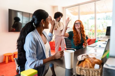 Ortak çalışan bir şirket ofisinde çok ırklı küçük bir iş adamı grubu toplanıyor - genç iş arkadaşları yaratıcı bir teknoloji şirketinde birlikte çalışıyorlar, iş ve günlük ofis yaşam tarzı kavramları