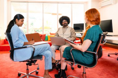 Ortak çalışan bir şirket ofisinde çok ırklı küçük bir iş adamı grubu toplanıyor - genç iş arkadaşları yaratıcı bir teknoloji şirketinde birlikte çalışıyorlar, iş ve günlük ofis yaşam tarzı kavramları