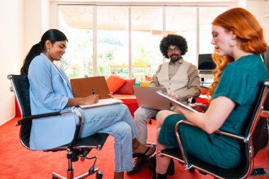 Ortak çalışan bir şirket ofisinde çok ırklı küçük bir iş adamı grubu toplanıyor - genç iş arkadaşları yaratıcı bir teknoloji şirketinde birlikte çalışıyorlar, iş ve günlük ofis yaşam tarzı kavramları