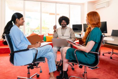 Ortak çalışan bir şirket ofisinde çok ırklı küçük bir iş adamı grubu toplanıyor - genç iş arkadaşları yaratıcı bir teknoloji şirketinde birlikte çalışıyorlar, iş ve günlük ofis yaşam tarzı kavramları