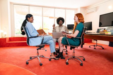 Ortak çalışan bir şirket ofisinde çok ırklı küçük bir iş adamı grubu toplanıyor - genç iş arkadaşları yaratıcı bir teknoloji şirketinde birlikte çalışıyorlar, iş ve günlük ofis yaşam tarzı kavramları