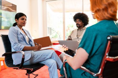 Ortak çalışan bir şirket ofisinde çok ırklı küçük bir iş adamı grubu toplanıyor - genç iş arkadaşları yaratıcı bir teknoloji şirketinde birlikte çalışıyorlar, iş ve günlük ofis yaşam tarzı kavramları