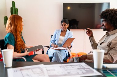 Ortak çalışan bir şirket ofisinde çok ırklı küçük bir iş adamı grubu toplanıyor - genç iş arkadaşları yaratıcı bir teknoloji şirketinde birlikte çalışıyorlar, iş ve günlük ofis yaşam tarzı kavramları