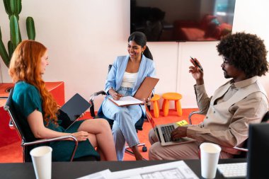 Ortak çalışan bir şirket ofisinde çok ırklı küçük bir iş adamı grubu toplanıyor - genç iş arkadaşları yaratıcı bir teknoloji şirketinde birlikte çalışıyorlar, iş ve günlük ofis yaşam tarzı kavramları