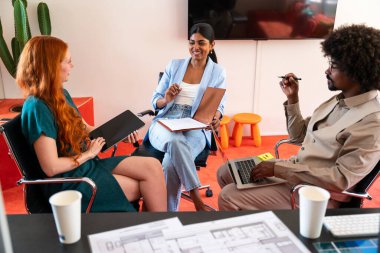 Ortak çalışan bir şirket ofisinde çok ırklı küçük bir iş adamı grubu toplanıyor - genç iş arkadaşları yaratıcı bir teknoloji şirketinde birlikte çalışıyorlar, iş ve günlük ofis yaşam tarzı kavramları