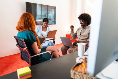 Ortak çalışan bir şirket ofisinde çok ırklı küçük bir iş adamı grubu toplanıyor - genç iş arkadaşları yaratıcı bir teknoloji şirketinde birlikte çalışıyorlar, iş ve günlük ofis yaşam tarzı kavramları