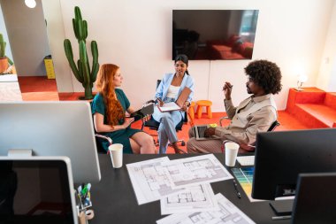 Ortak çalışan bir şirket ofisinde çok ırklı küçük bir iş adamı grubu toplanıyor - genç iş arkadaşları yaratıcı bir teknoloji şirketinde birlikte çalışıyorlar, iş ve günlük ofis yaşam tarzı kavramları