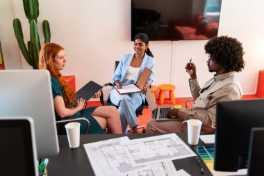 Ortak çalışan bir şirket ofisinde çok ırklı küçük bir iş adamı grubu toplanıyor - genç iş arkadaşları yaratıcı bir teknoloji şirketinde birlikte çalışıyorlar, iş ve günlük ofis yaşam tarzı kavramları