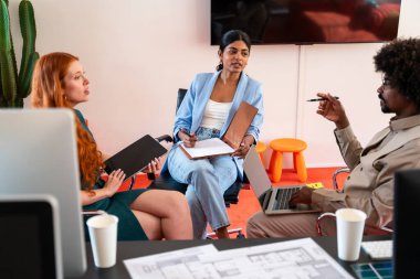 Ortak çalışan bir şirket ofisinde çok ırklı küçük bir iş adamı grubu toplanıyor - genç iş arkadaşları yaratıcı bir teknoloji şirketinde birlikte çalışıyorlar, iş ve günlük ofis yaşam tarzı kavramları