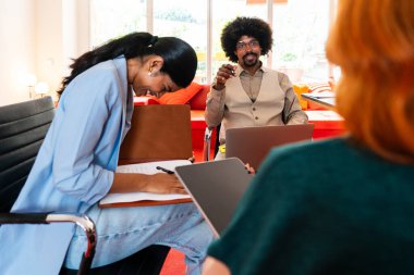 Ortak çalışan bir şirket ofisinde çok ırklı küçük bir iş adamı grubu toplanıyor - genç iş arkadaşları yaratıcı bir teknoloji şirketinde birlikte çalışıyorlar, iş ve günlük ofis yaşam tarzı kavramları