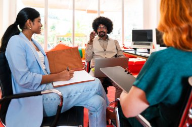 Ortak çalışan bir şirket ofisinde çok ırklı küçük bir iş adamı grubu toplanıyor - genç iş arkadaşları yaratıcı bir teknoloji şirketinde birlikte çalışıyorlar, iş ve günlük ofis yaşam tarzı kavramları