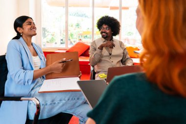 Ortak çalışan bir şirket ofisinde çok ırklı küçük bir iş adamı grubu toplanıyor - genç iş arkadaşları yaratıcı bir teknoloji şirketinde birlikte çalışıyorlar, iş ve günlük ofis yaşam tarzı kavramları