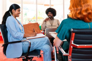 Ortak çalışan bir şirket ofisinde çok ırklı küçük bir iş adamı grubu toplanıyor - genç iş arkadaşları yaratıcı bir teknoloji şirketinde birlikte çalışıyorlar, iş ve günlük ofis yaşam tarzı kavramları