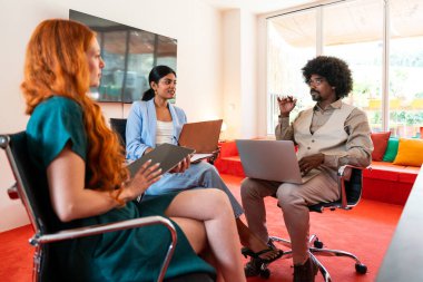 Ortak çalışan bir şirket ofisinde çok ırklı küçük bir iş adamı grubu toplanıyor - genç iş arkadaşları yaratıcı bir teknoloji şirketinde birlikte çalışıyorlar, iş ve günlük ofis yaşam tarzı kavramları