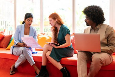 Ortak çalışan bir şirket ofisinde çok ırklı küçük bir iş adamı grubu toplanıyor - genç iş arkadaşları yaratıcı bir teknoloji şirketinde birlikte çalışıyorlar, iş ve günlük ofis yaşam tarzı kavramları