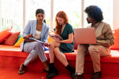 Ortak çalışan bir şirket ofisinde çok ırklı küçük bir iş adamı grubu toplanıyor - genç iş arkadaşları yaratıcı bir teknoloji şirketinde birlikte çalışıyorlar, iş ve günlük ofis yaşam tarzı kavramları