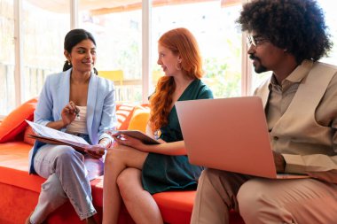Ortak çalışan bir şirket ofisinde çok ırklı küçük bir iş adamı grubu toplanıyor - genç iş arkadaşları yaratıcı bir teknoloji şirketinde birlikte çalışıyorlar, iş ve günlük ofis yaşam tarzı kavramları