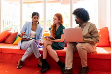 Ortak çalışan bir şirket ofisinde çok ırklı küçük bir iş adamı grubu toplanıyor - genç iş arkadaşları yaratıcı bir teknoloji şirketinde birlikte çalışıyorlar, iş ve günlük ofis yaşam tarzı kavramları