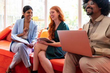 Ortak çalışan bir şirket ofisinde çok ırklı küçük bir iş adamı grubu toplanıyor - genç iş arkadaşları yaratıcı bir teknoloji şirketinde birlikte çalışıyorlar, iş ve günlük ofis yaşam tarzı kavramları