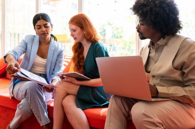 Ortak çalışan bir şirket ofisinde çok ırklı küçük bir iş adamı grubu toplanıyor - genç iş arkadaşları yaratıcı bir teknoloji şirketinde birlikte çalışıyorlar, iş ve günlük ofis yaşam tarzı kavramları