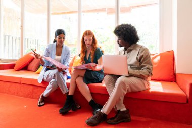 Ortak çalışan bir şirket ofisinde çok ırklı küçük bir iş adamı grubu toplanıyor - genç iş arkadaşları yaratıcı bir teknoloji şirketinde birlikte çalışıyorlar, iş ve günlük ofis yaşam tarzı kavramları