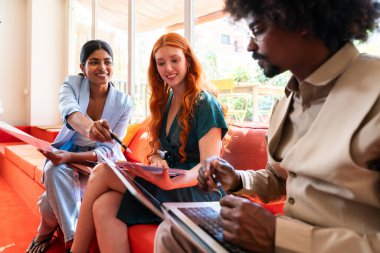 Ortak çalışan bir şirket ofisinde çok ırklı küçük bir iş adamı grubu toplanıyor - genç iş arkadaşları yaratıcı bir teknoloji şirketinde birlikte çalışıyorlar, iş ve günlük ofis yaşam tarzı kavramları