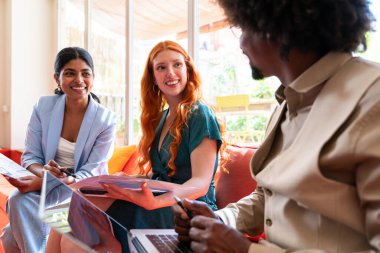 Ortak çalışan bir şirket ofisinde çok ırklı küçük bir iş adamı grubu toplanıyor - genç iş arkadaşları yaratıcı bir teknoloji şirketinde birlikte çalışıyorlar, iş ve günlük ofis yaşam tarzı kavramları