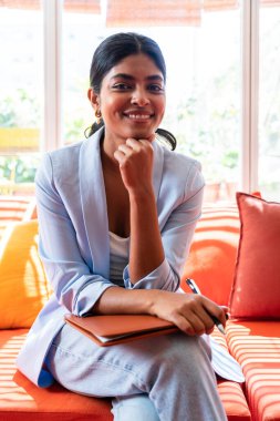 Güzel Hintli iş kadını bir şirket ofisinde çalışıyor - iş kıyafeti giyen genç kadın yaratıcı bir teknoloji şirketinde çalışıyor, iş ve günlük ofis hayatı hakkında kavramlar