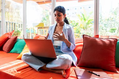 Güzel Hintli iş kadını bir şirket ofisinde çalışıyor - iş kıyafeti giyen genç kadın yaratıcı bir teknoloji şirketinde çalışıyor, iş ve günlük ofis hayatı hakkında kavramlar