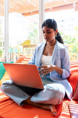 Güzel Hintli iş kadını bir şirket ofisinde çalışıyor - iş kıyafeti giyen genç kadın yaratıcı bir teknoloji şirketinde çalışıyor, iş ve günlük ofis hayatı hakkında kavramlar