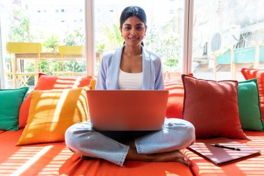 Güzel Hintli iş kadını bir şirket ofisinde çalışıyor - iş kıyafeti giyen genç kadın yaratıcı bir teknoloji şirketinde çalışıyor, iş ve günlük ofis hayatı hakkında kavramlar