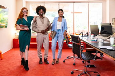 Ortak çalışan bir şirket ofisinde çok ırklı küçük bir iş adamı grubu toplanıyor - genç iş arkadaşları yaratıcı bir teknoloji şirketinde birlikte çalışıyorlar, iş ve günlük ofis yaşam tarzı kavramları