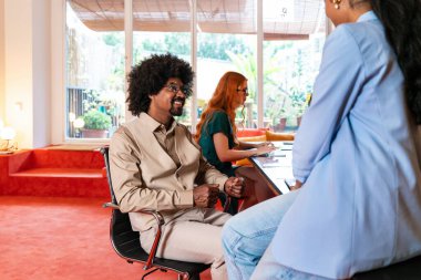 Ortak çalışan bir şirket ofisinde çok ırklı küçük bir iş adamı grubu toplanıyor - genç iş arkadaşları yaratıcı bir teknoloji şirketinde birlikte çalışıyorlar, iş ve günlük ofis yaşam tarzı kavramları