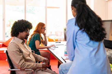 Ortak çalışan bir şirket ofisinde çok ırklı küçük bir iş adamı grubu toplanıyor - genç iş arkadaşları yaratıcı bir teknoloji şirketinde birlikte çalışıyorlar, iş ve günlük ofis yaşam tarzı kavramları