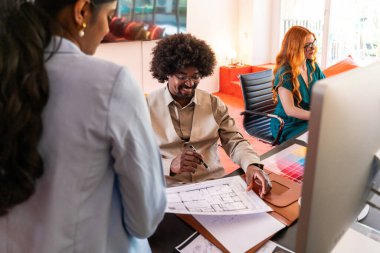 Ortak çalışan bir şirket ofisinde çok ırklı küçük bir iş adamı grubu toplanıyor - genç iş arkadaşları yaratıcı bir teknoloji şirketinde birlikte çalışıyorlar, iş ve günlük ofis yaşam tarzı kavramları