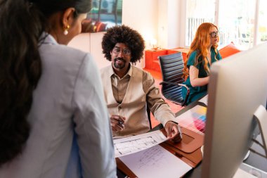 Ortak çalışan bir şirket ofisinde çok ırklı küçük bir iş adamı grubu toplanıyor - genç iş arkadaşları yaratıcı bir teknoloji şirketinde birlikte çalışıyorlar, iş ve günlük ofis yaşam tarzı kavramları