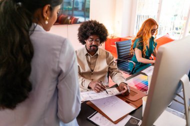 Ortak çalışan bir şirket ofisinde çok ırklı küçük bir iş adamı grubu toplanıyor - genç iş arkadaşları yaratıcı bir teknoloji şirketinde birlikte çalışıyorlar, iş ve günlük ofis yaşam tarzı kavramları